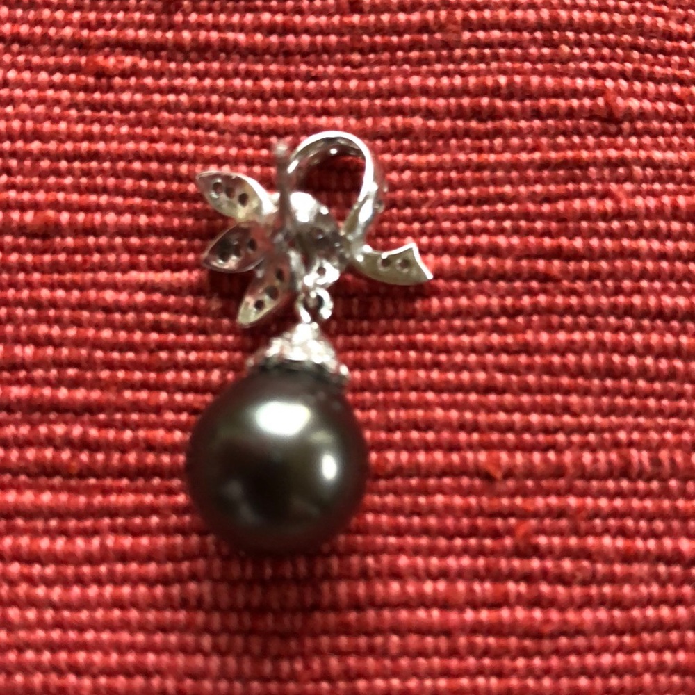 Beautiful Black Tahitian Pearl Earrings - Picture 2 of 3